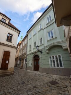 Morning stroll through Bratislava’s Old Town ✨

• Zamocnicka
• Bastova
• Franciscan Square
• Main Square 

Save this post for your time in Bratislava 🤍

📷 Shot on @canonczsk PowerShot V1

#bratislava #slovakia #slovensko #canon