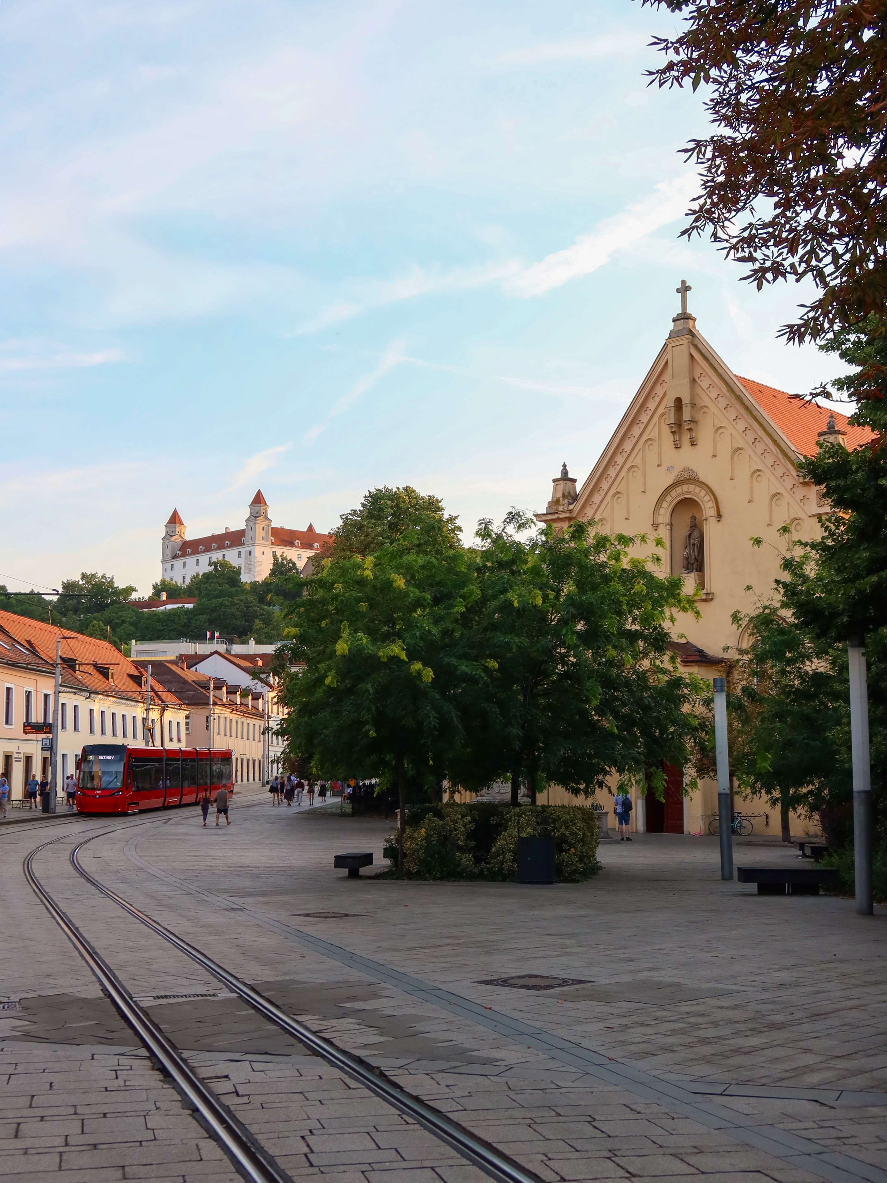 Summer evenings on Zupne Square with Bratislava castle view 🏰
#bratislava #slovakia #bratislavakyhrad #letovbratislave #canon