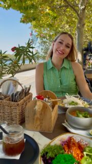 Ochutnávame (pre nás) novú reštauráciu pri Dunaji @oliveyoubistro 💚
Výrazné chute na moderný twist, čerstvé suroviny, dovolenková atmosféra terasy a živá hudba 🎙️
Úprimne sme si nevedeli vybrať ktoré jedlá ochutnať skôr a všetky boli vynikajúce. Otvorené na raňajky, obed i večeru. Určite budeme späť a hodnotíme 10/10.
Uložte si video & ochutnajte 🫒
Trying a (new-to-us) restaurant by the Danube @oliveyoubistro 💚
Bold flavors with a modern twist, fresh ingredients, a holiday-like atmosphere on the terrace, and live music 🎙️
We honestly couldn’t decide which dishes to try first, and every single one was delicious. Open for breakfast, lunch, and dinner. We’ll definitely be back — 10/10 from us.
Save this video & go give it a try 🫒
#bratislava #slovakia #bratislavarestaurant #oliveyou #riverpark