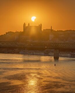 Solar Eclipse over Bratislava castle 🤩

Photo: @matejkovac_photo 

#bratislava #slovakia #solareclipse #zatmenieslnka