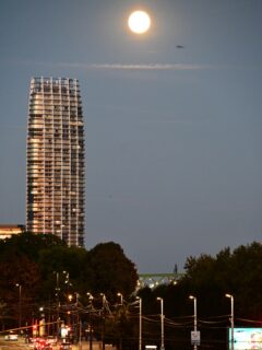 Tonight’s full moon over Eurovea Tower 🌝

Have you seen it? Share your photos below 🤩

#bratislava #slovakia #slovensko #fullmoon #spln